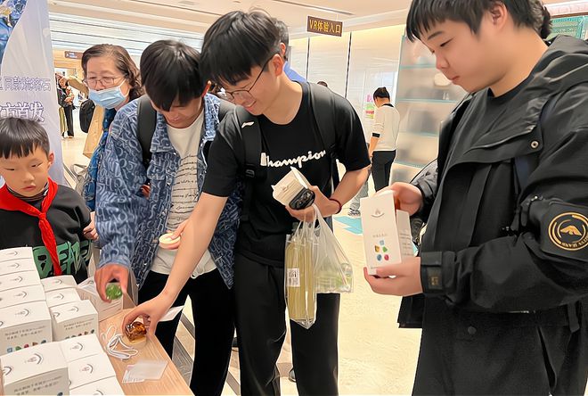 “琉璃盲盒”背后的淄博文创破圈路不朽情缘平台登录入口区势丨一只