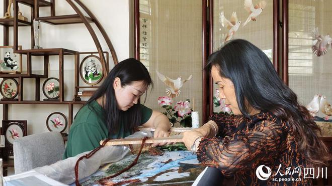 富经 ｜ 一针一线“串起”传统与现代mg不朽情缘游戏网站登录非遗里的致