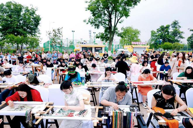 富经 ｜ 一针一线“串起”传统与现代mg不朽情缘游戏网站登录非遗里的致(图4)